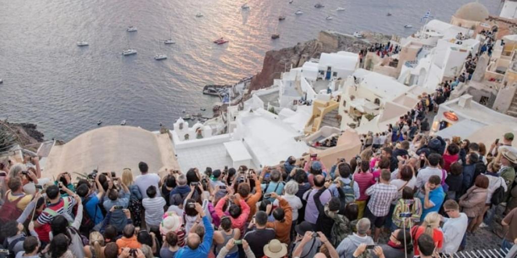 Έχει υπερτουρισμό η Ελλάδα; – Τι απαντούν οι πολίτες