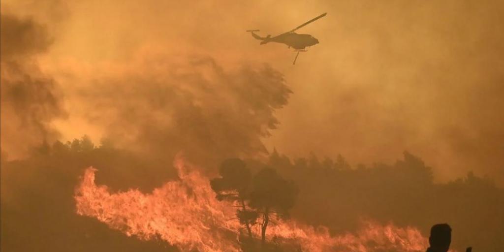 Στις φλόγες η Βορειοανατολική Αττική – Σκληρή μάχη με τις φλόγες