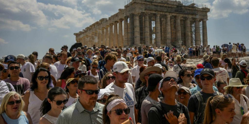 Οι ειδικοί προσφέρουν λύσεις και εναλλακτικές για τον υπερτουρισμό