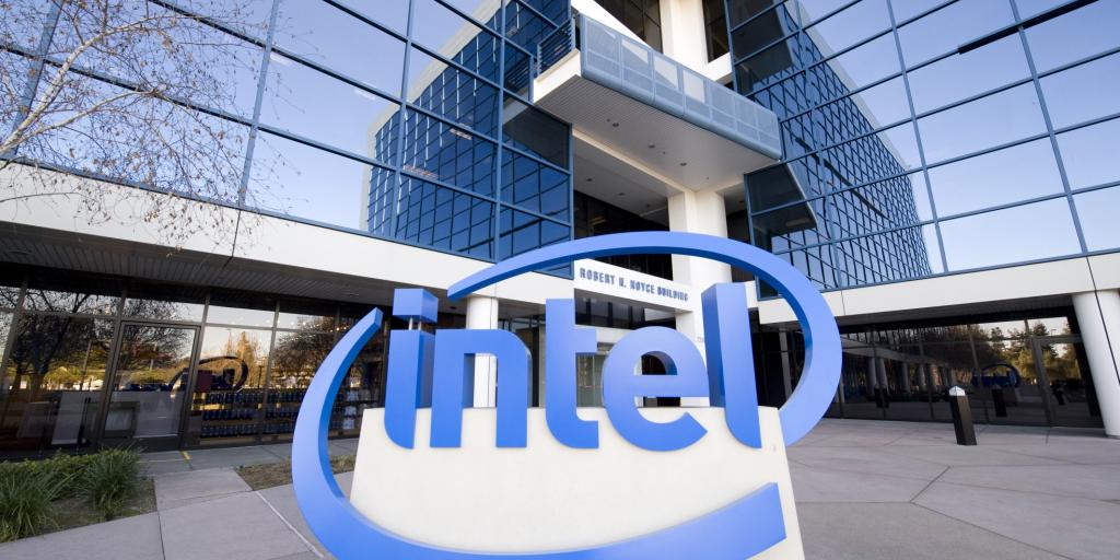 Υπό τον φόβο των ακτιβιστών-επενδυτών η Intel