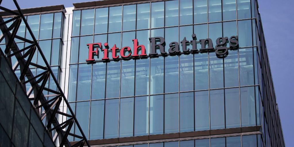 Fitch Ratings: Πώς η Ελλάδα μειώνει κατά 50 μονάδες το χρέος της