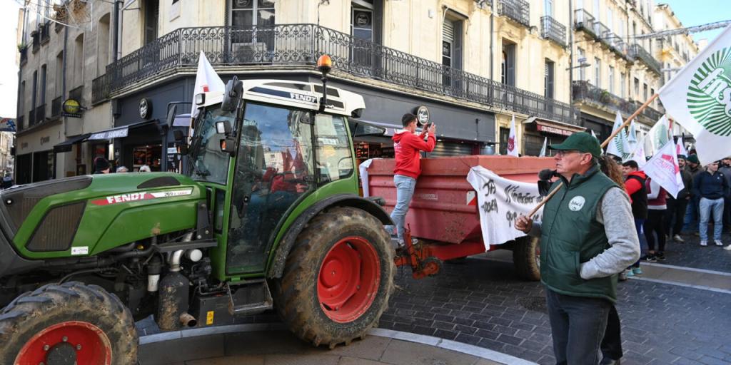 Οι Γάλλοι αγρότες εντείνουν διαμαρτυρίες κατά εμπορικής συμφωνίας ΕΕ – Ν. Αμερικής