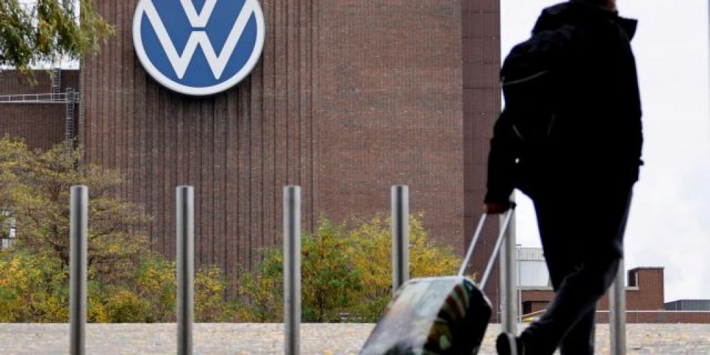 Volkswagen: Πόσους μισθούς θυσιάζουν οι εργαζόμενοι για να γλιτώσουν απολύσεις