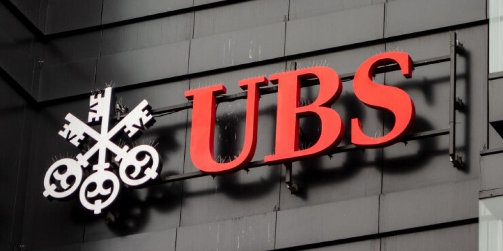 UBS: Τι σηματοδοτεί για τις αγορές η επιβράδυνση των επιτοκιακών μειώσεων από τη Fed