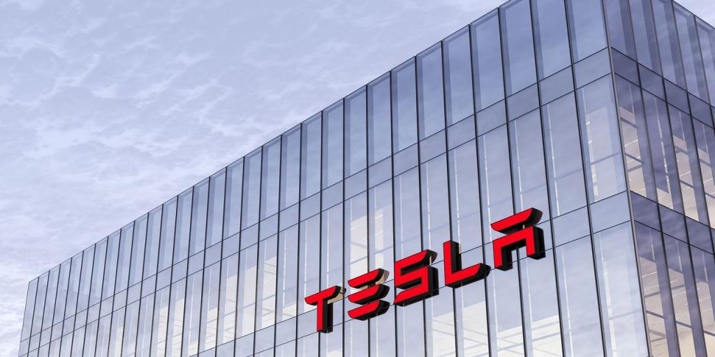 Tesla: Διευρύνονται οι απώλειες για τη μετοχή – Χάνεται το μετεκλογικό Momentum