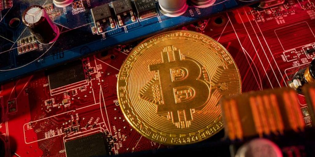Bitcoin: Προσπαθεί να κρατήσει το ορόσημο των 100.000 δολ. Bitcoin: Προσπαθεί να κρατήσει το ορόσημο των 100.000 δολ.