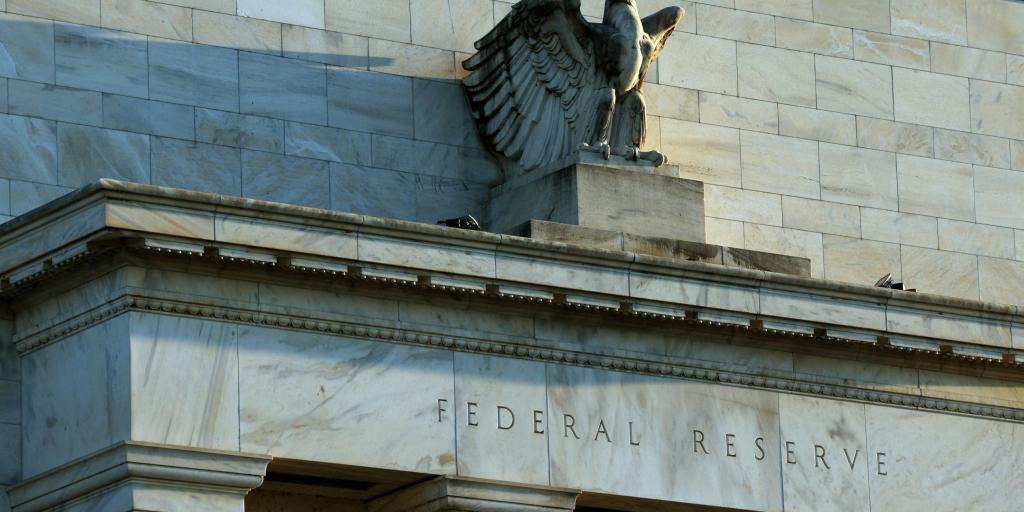 Γιατί η Fed έκανε ευκολότερα τα stress test του 2025 – Ικανοποίηση στις αμερικανικές τράπεζες (tweet)