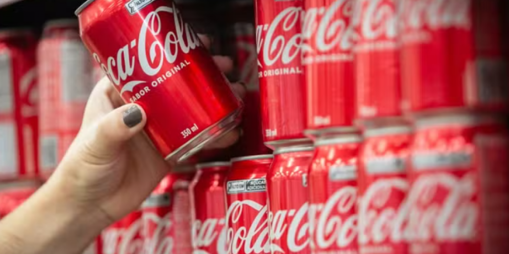 Coca-Cola: Λόγω δασμών Τραμπ μπορεί να στραφούμε στο πλαστικό