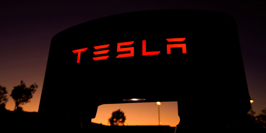 Γιατί η μετοχή της Tesla έχει «πληγωθεί» από όταν μπήκε στον Λευκό Οίκο ο Τραμπ