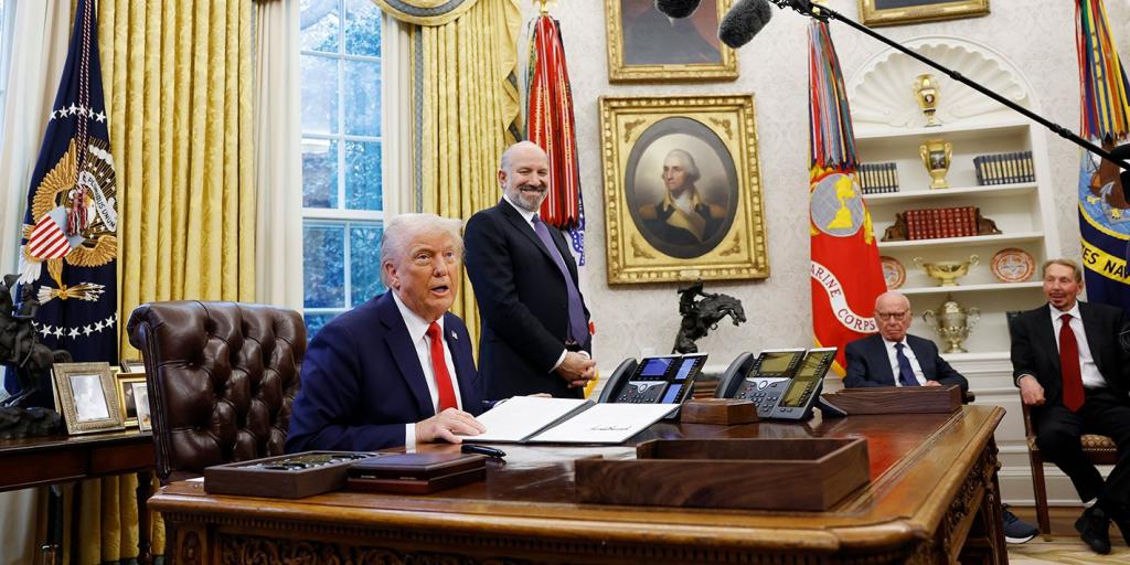 Carnegie Endowment: Τα διατάγματα που υπέγραψε ο Τραμπ αλλάζουν τον παγκόσμιο ενεργειακό χάρτη