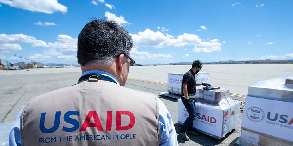 Η USAID απολύει ή θέτει σε διοικητική αργία σχεδόν όλους τους εργαζομένους της