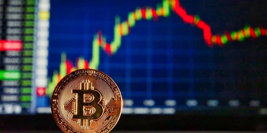 Γιατί πέφτει το bitcoin - Οι 5 λόγοι για το μεγάλο πισωγύρισμα