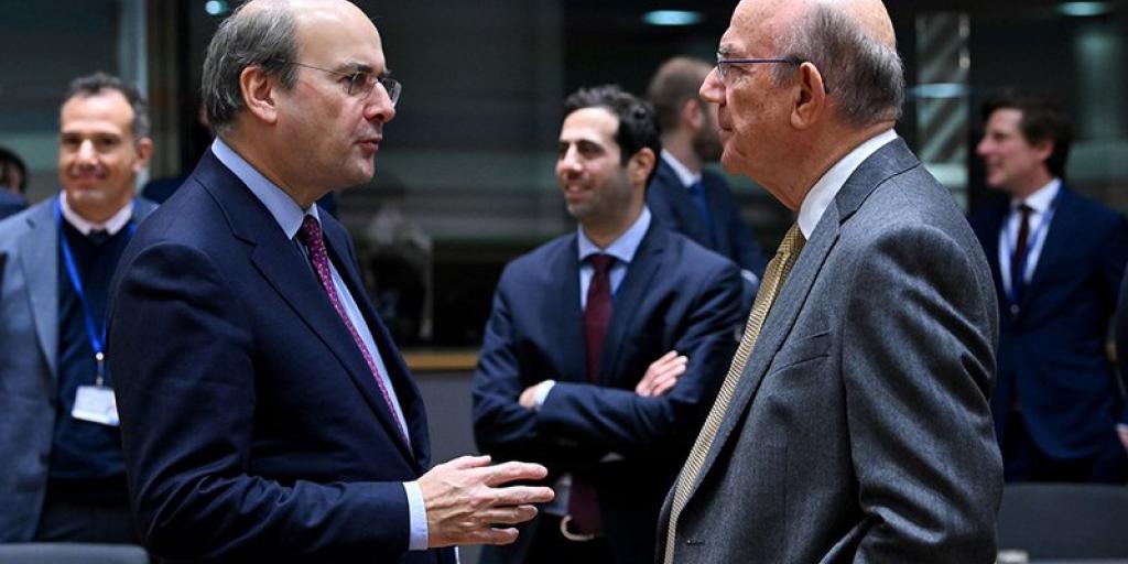 Η αμυντική βιομηχανία ΕΕ σε άτυπο δείπνο των ΥΠΟΙΚ με τη συμμετοχή του Μ. Κεραυνού Η αμυντική βιομηχανία ΕΕ σε άτυπο δείπνο των ΥΠΟΙΚ με τη συμμετοχή του Μ. Κεραυνού