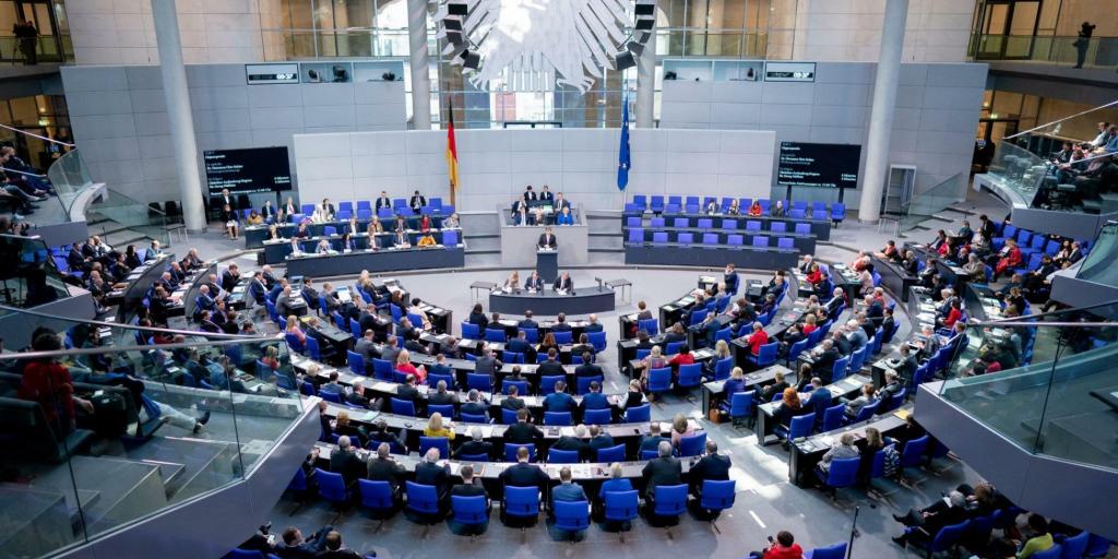 Γερμανία: Επενδύσεις €500 δισ. σε άμυνα και υποδομές – Ιστορική απόφαση για το «φρένο χρέους»