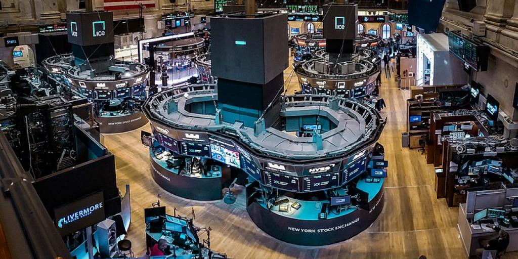 Wall Street: Δυναμικό rebound μετά το «βήμα» πίσω του Τραμπ στους δασμούς