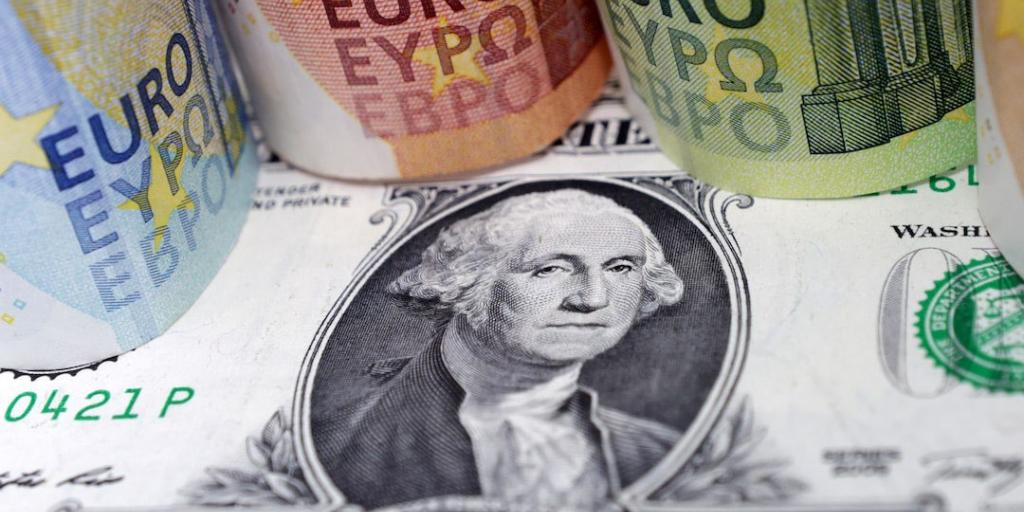 Ο Τραμπ ενισχύει το ευρώ: Η επιθετική πολιτική δασμών γυρνά μπούμερανγκ στο δολάριο (γραφήματα)