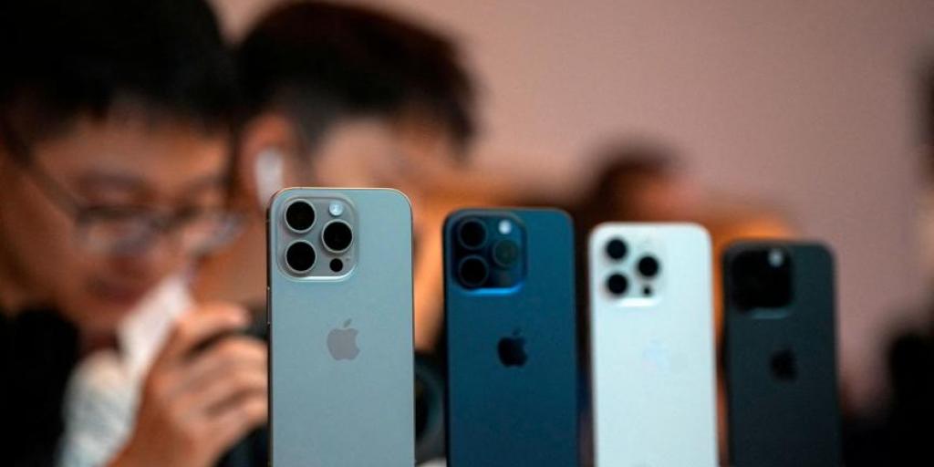 Τραμπ: Πιέζει την Apple να σταματήσει την παραγωγή iPhone στην Ινδία για την αμερικανική αγορά Τραμπ: Πιέζει την Apple να σταματήσει την παραγωγή iPhone στην Ινδία για την αμερικανική αγορά