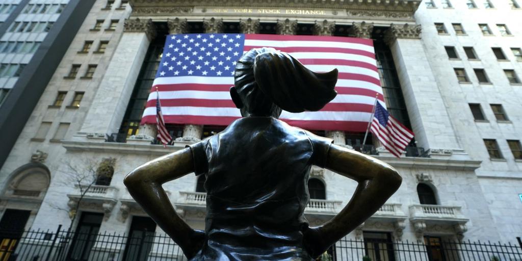 Σε πτωτική τροχιά η Wall Street μετά την υποβάθμιση των ΗΠΑ από τη Moody’s