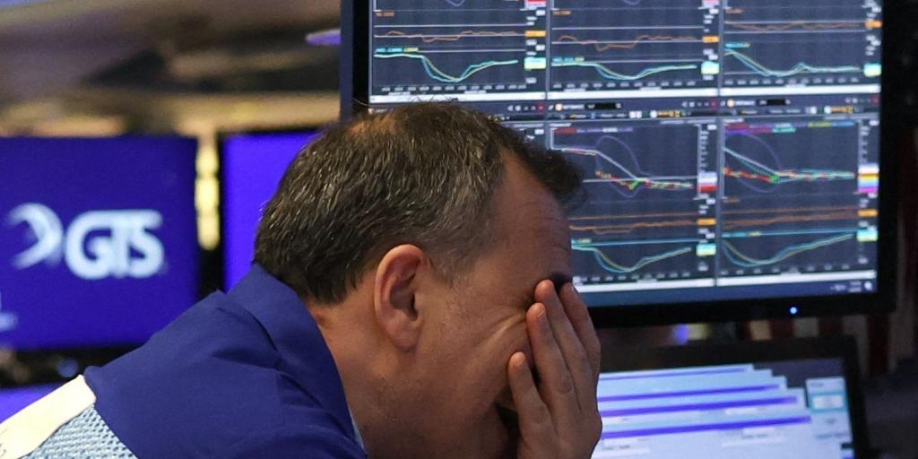 Δημοσιονομικοί τριγμοί κλόνισαν τη Wall Street: Sell-off στις μετοχές, ράλι στις αποδόσεις των ομολόγων