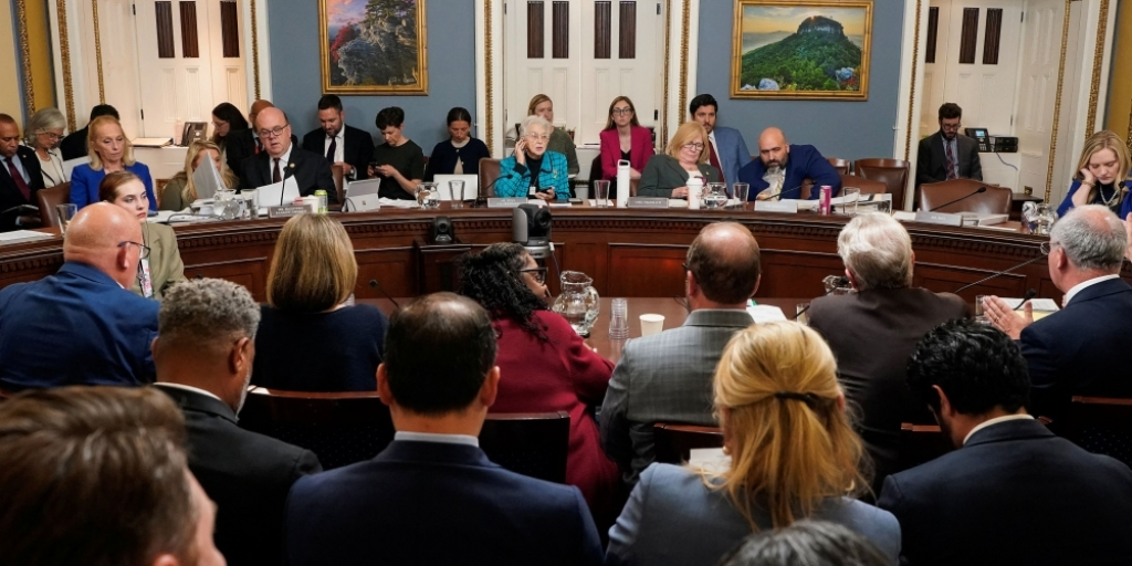 Με μία ψήφο διαφορά πέρασε το φορολογικό νομοσχέδιο του Τραμπ