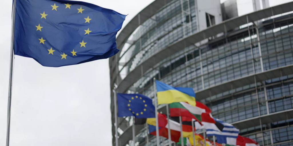 Bloomberg: Στο στόχαστρο της ΕΕ ρωσικό πετρέλαιο– Εξετάζει και την αποκοπή 20 τραπεζών από το SWIFT