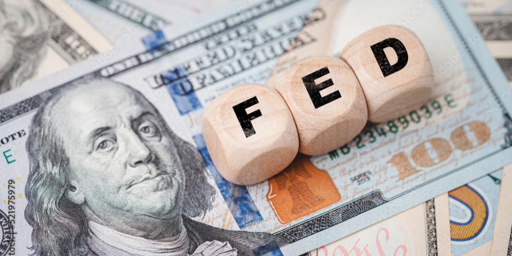 Σε στάση αναμονής η Fed: Ήπιος πληθωρισμός, αβέβαιη η επίδραση των δασμών Τραμπ