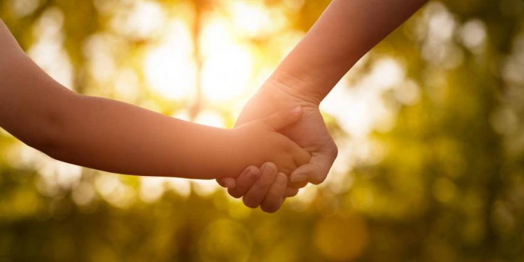 Τέλος στην περικοπή επιδόματος μονογονεϊκής λόγω συμβίωσης