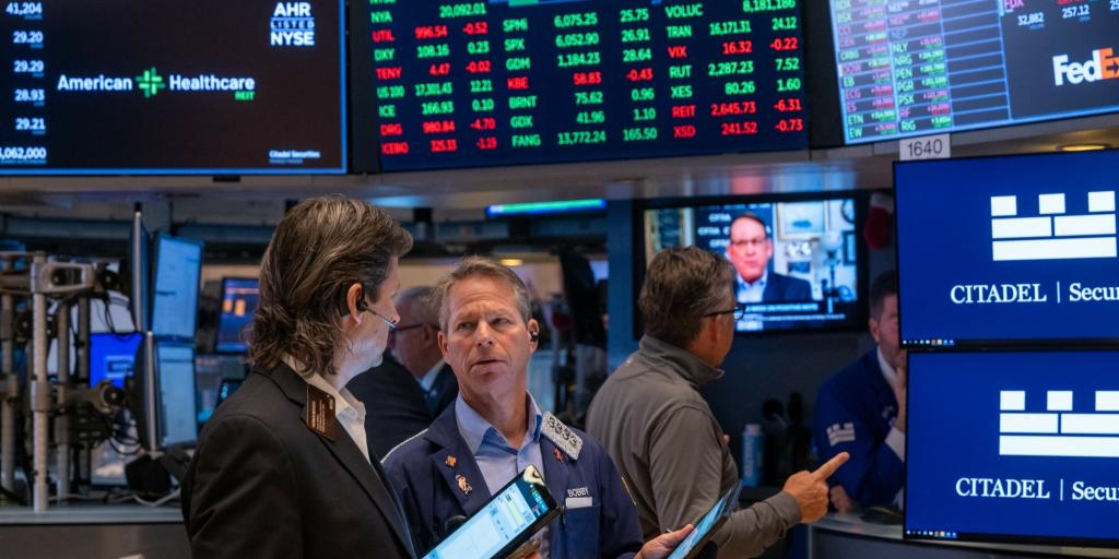 Wall Street: Μικρές μεταβολές στους δείκτες με το βλέμμα στα αποτελέσματα της Nvidia και τα πρακτικά της Fed