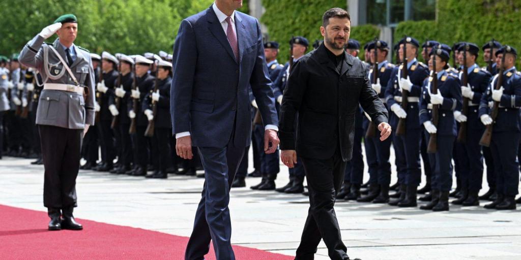 Ζελένσκι: Ζητά  δισ. για την ενίσχυση της παραγωγής όπλων