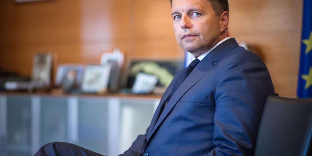 Καζιμίρ (ΕΚΤ): Καταδικάστηκε για δωροδοκία και του επιβλήθηκε πρόστιμο €200.000 Καζιμίρ (ΕΚΤ): Καταδικάστηκε για δωροδοκία και του επιβλήθηκε πρόστιμο €200.000