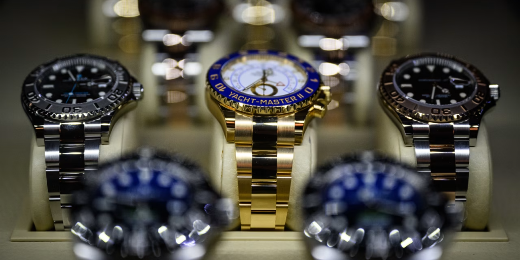 Με το που μπαίνει ο μισθός αγοράζουν… Rolex για να προλάβουν τους δασμούς του Τραμπ (γράφημα) Με το που μπαίνει ο μισθός αγοράζουν… Rolex για να προλάβουν τους δασμούς του Τραμπ (γράφημα)