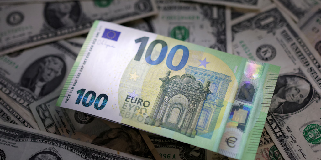 Mπορεί το ευρώ να αρπάξει τα σκήπτρα του δολαρίου; Οι αναλυτές απαντούν (πίνακες) Mπορεί το ευρώ να αρπάξει τα σκήπτρα του δολαρίου; Οι αναλυτές απαντούν (πίνακες)