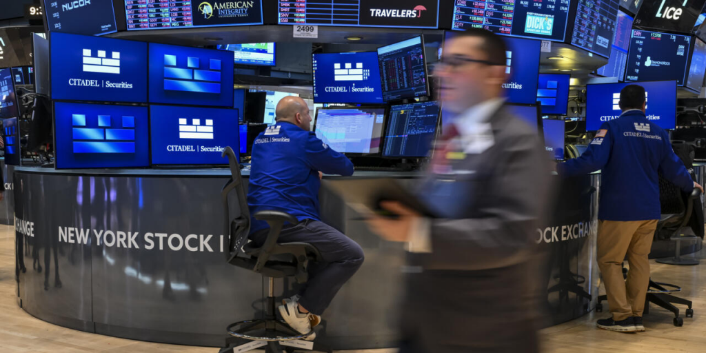 Wall Street: Κέρδη στους δείκτες με τεχνολογική ώθηση και ισχυρή αγορά εργασίας στη σκιά Fed και δασμών