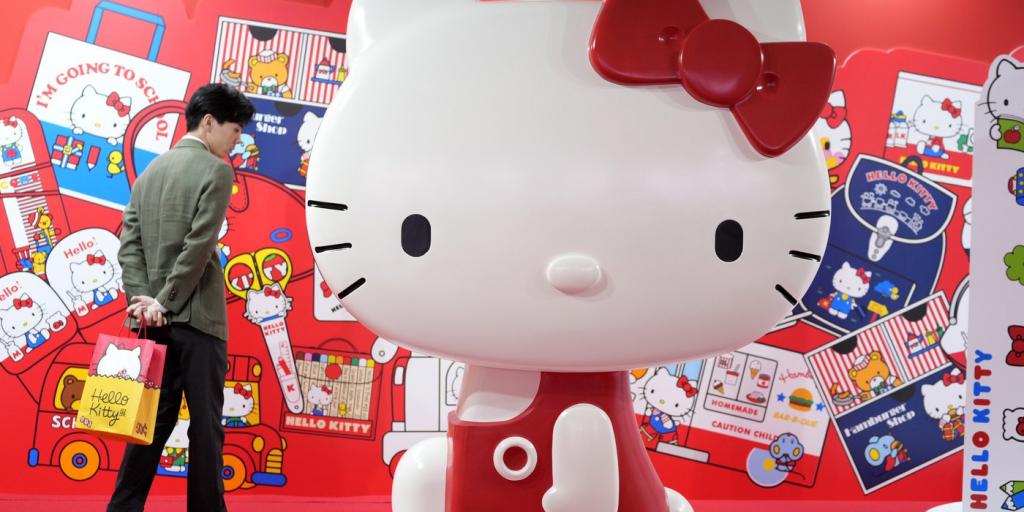 Η Hello Kitty πάτησε γκάζι και άφησε δεύτερη τη μετοχή της Toyota – Στα 2,1 τρισ. γεν ο τζίρος τον Μάιο Η Hello Kitty πάτησε γκάζι και άφησε δεύτερη τη μετοχή της Toyota – Στα 2,1 τρισ. γεν ο τζίρος τον Μάιο