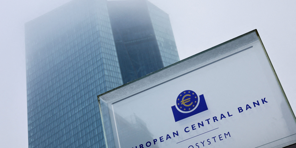 Η ΕΚΤ βλέπει αποκλιμάκωση στις αυξήσεις μισθών – Τι σημαίνει για τα επιτόκια Η ΕΚΤ βλέπει αποκλιμάκωση στις αυξήσεις μισθών – Τι σημαίνει για τα επιτόκια
