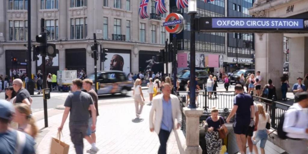 Oxford Street: Ο πιο διάσημος εμπορικός δρόμος του Λονδίνου γίνεται πεζόδρομος Oxford Street: Ο πιο διάσημος εμπορικός δρόμος του Λονδίνου γίνεται πεζόδρομος