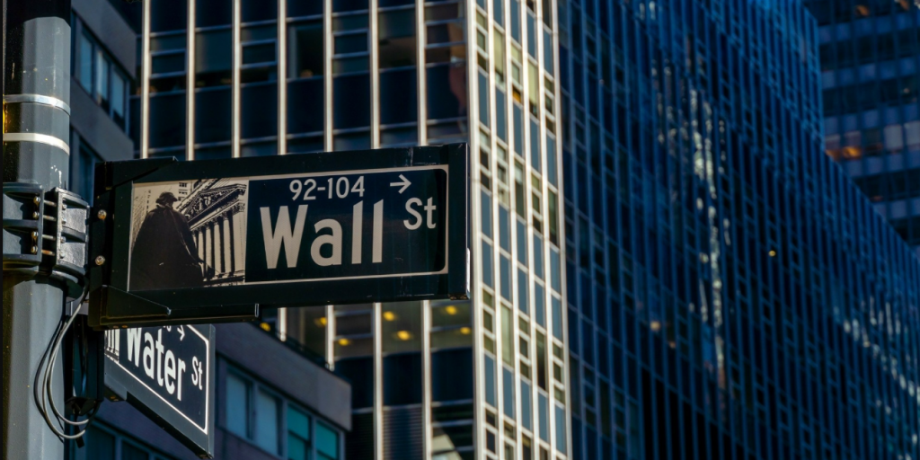 Στο κόκκινο η Wall Street: Διπλό «βαρίδι» από Μέση Ανατολή και αποδυνάμωση της κατανάλωσης Στο κόκκινο η Wall Street: Διπλό «βαρίδι» από Μέση Ανατολή και αποδυνάμωση της κατανάλωσης