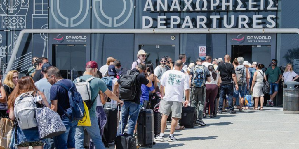 Κύμα μετακινήσεων μέσω Κύπρου – Σε πλήρη αναβρασμό τα αεροδρόμια και τα λιμάνια μας