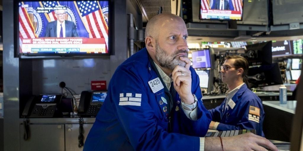 Κατήφεια στη Wall Street – Οι δηλώσεις Πάουελ έκοψαν τη φόρα στους δείκτες