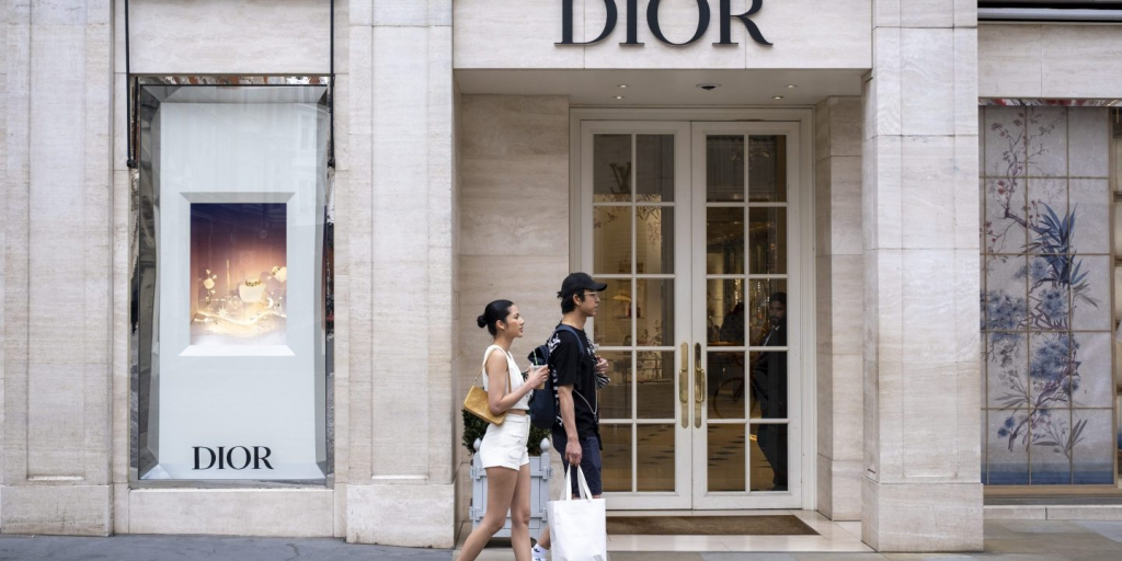 Luxury brands: Πόλεμοι και δασμοί φρενάρουν τη ζήτηση αλλά αυτά αντέχουν