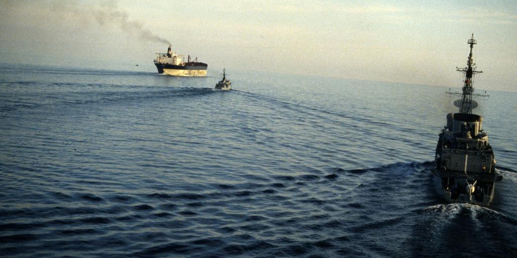 Στενό του Ορμούζ: Δύο super tankers άλλαξαν πορεία μετά τις αμερικανικές επιδρομές
