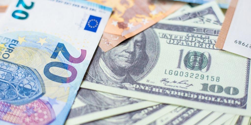 Ευρώ: Στο «κατώφλι» του μακροβιότερου ράλι απέναντι στο δολάριο εδώ και δύο δεκαετίες