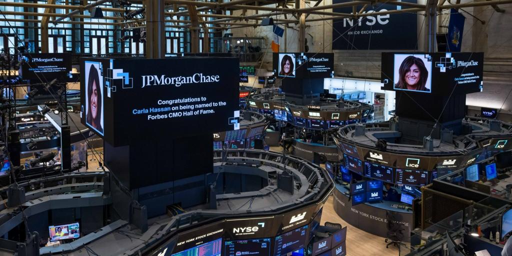 Wall Street: Οι επιστολές Τραμπ για τους δασμούς «έβαψαν» και πάλι στα κόκκινα το ταμπλό