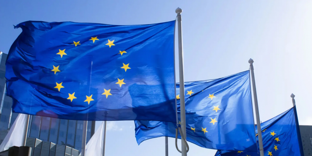 ΕΕ: Θα παραμείνουν σε ισχύ οι αμερικανικοί βασικοί δασμοί 10%