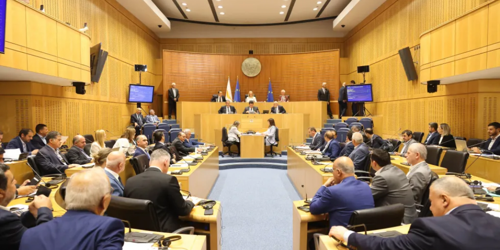 Πολλαπλές συντάξεις, ξενόγλωσσα και πολλά άλλα στη σημερινή Ολομέλεια