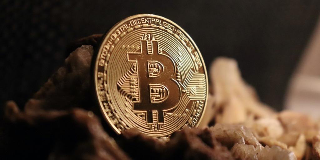 Κατοχύρωση κερδών στο bitcoin - Υποχωρεί από το ρεκόρ ο «βασιλιάς» των cryptos