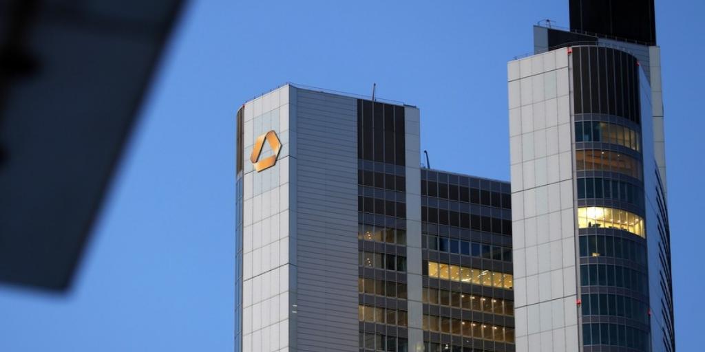 Commerzbank: Προχωρά σε buyback €1 δισ. – «Βλέπει» καθαρά κέρδη €2,5 δισ. για το 2025