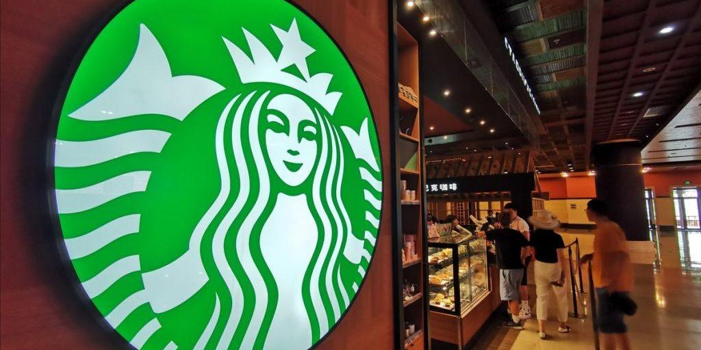 Starbucks: 2% αύξηση στους μισθούς όλων των υπαλλήλων της Β. Αμερικής το 2025