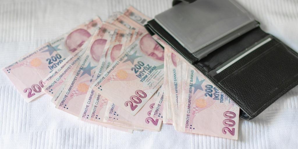 Τουρκία: Οι τράπεζες δαπάνησαν δισ. για να στηρίξουν τη λίρα Τουρκία: Οι τράπεζες δαπάνησαν δισ. για να στηρίξουν τη λίρα