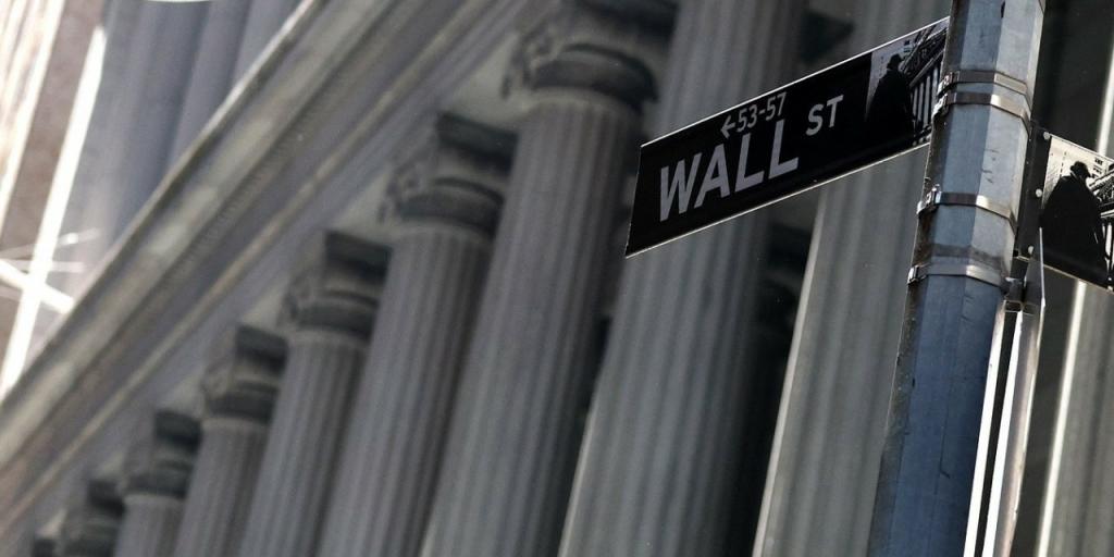 Wall Street: Συγκρατημένες κινήσεις με το βλέμμα στην αναθεώρηση των στοιχείων για την απασχόληση